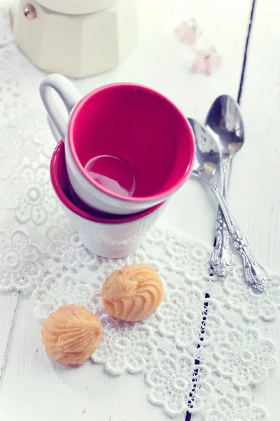 Tazas de café expreso, moca italiana y galletas pequeñas, por la mañana —  Fotos de Stock