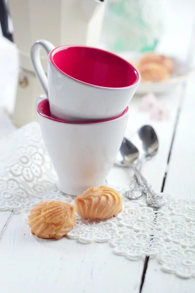 Чашки кави Еспресо, італійська моча та дрібне печиво, вранці — стокове фото