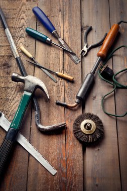 el aletleri, ahşap masa, iş veya DIY hobi kavramı eski ayarla