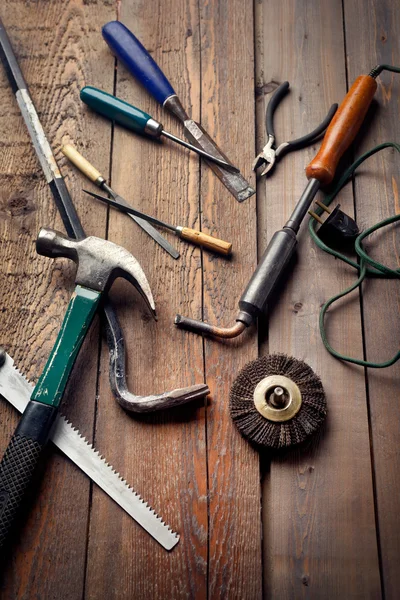 Set di vecchi utensili manuali su tavolo in legno, lavoro o concetto di hobby fai da te — Foto Stock