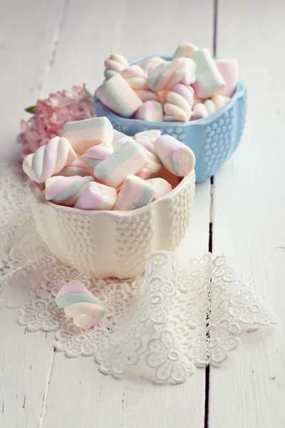 Pastel gekleurde marshmallows in kommen, afgezwakt foto — Stockfoto