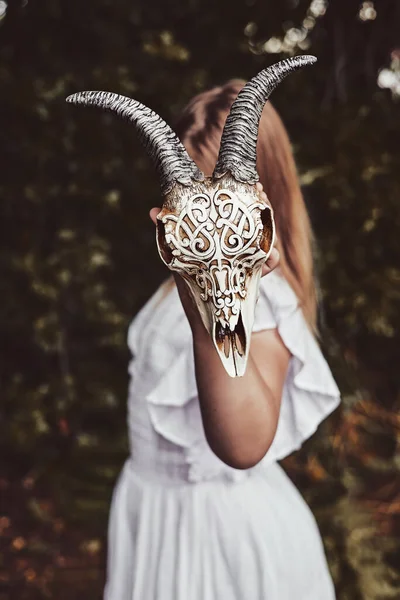 Gótikus tinédzser lány kecske koponyával, az arca nem látható - a koponya mögé rejtve. Ifjúsági szubkultúra, Holtak napja, Halloween — Stock Fotó