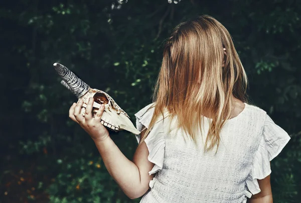 Γοτθική έφηβη με κρανίο κατσίκας, το πρόσωπό της δεν είναι ορατό κάτω από μακριά μαλλιά. Υποκουλτούρα της νεολαίας, Ημέρα των Νεκρών, Απόκριες — Φωτογραφία Αρχείου