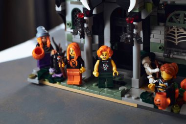 Eğlence başlasın: Lego mini figürleri Cadılar Bayramı 'nda Vampir Kalesi' ne şeker mi şaka mı oynamaya gidiyor.