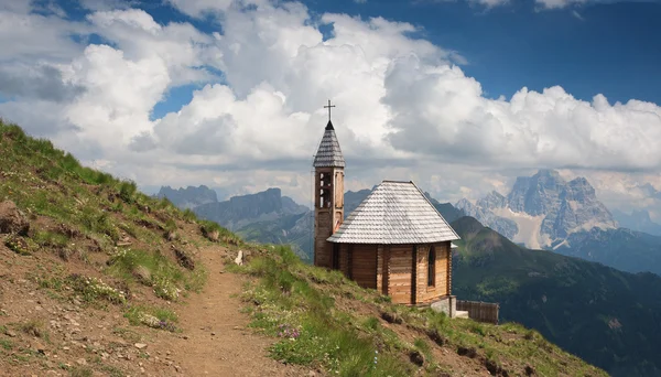 Dolomiten, Col di Lana und Kapelle — Stockfoto