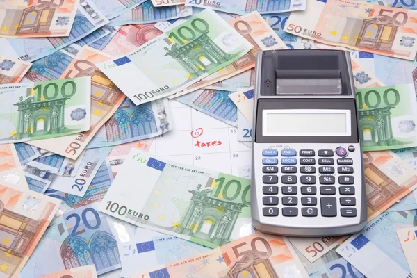 Belastingen concept - geld en rekenmachine — Stockfoto