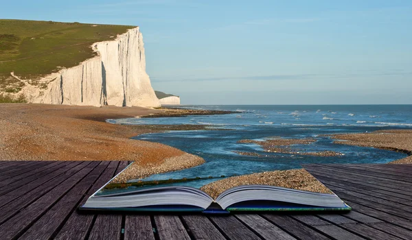 Kreatives Konzeptbild der Seelandschaft in Buchseiten — Stockfoto