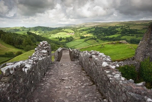 Paisaje castillo medieval arruinado con cielo dramático — Foto de Stock