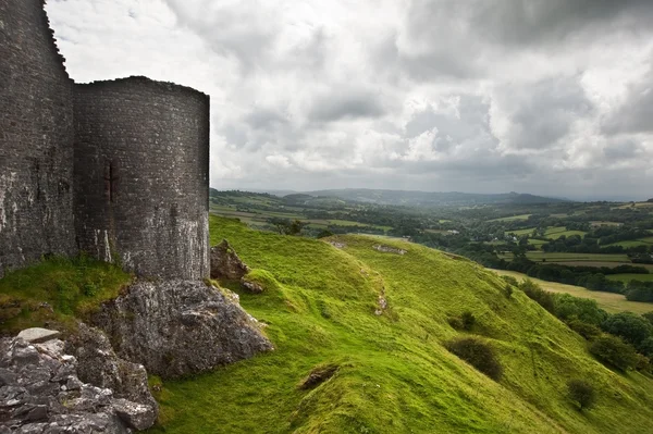 Ruiny średniowiecznego zamku krajobraz z dramatyczne niebo — Zdjęcie stockowe