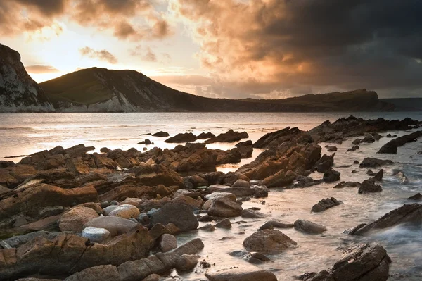 Salida del sol océano paisaje Mupe Bay Jurassic Coast Inglaterra — Foto de Stock