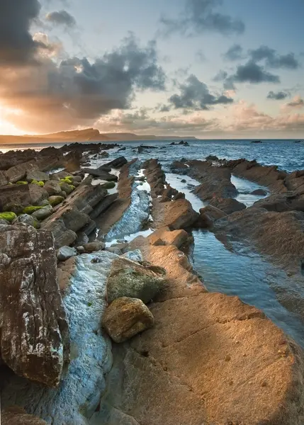 Sunrise океану краєвид узбережжя Mupe затоки юрського Англії — стокове фото