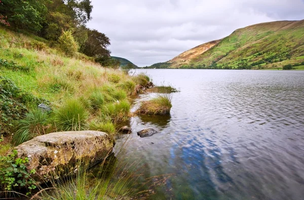 Paisaje sobre Llyn Cwellyn en el Parque Nacional Snowdonia hacia m —  Fotos de Stock