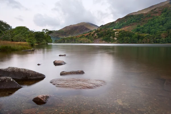 Sunrise landskap över llyn gwynant till yr afan berg i snowd — Stockfoto