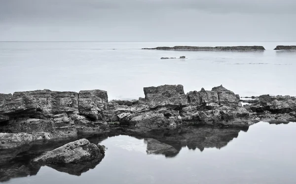 Moody dramatik deniz manzarası uzun pozlama — Stok fotoğraf