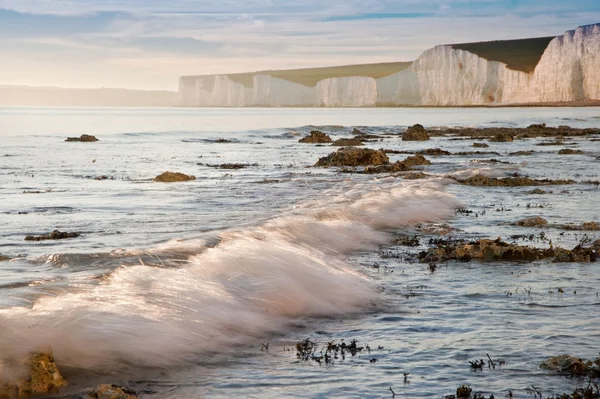 Vacker solnedgång över sommaren havet med klippor, stenar och SP — Stockfoto