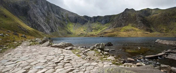 Landschaft des Fußweges, der um llyn idwal mit Teufelskitsch führt — Stockfoto