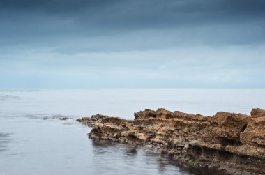 Moody dramatik deniz manzarası uzun pozlama
