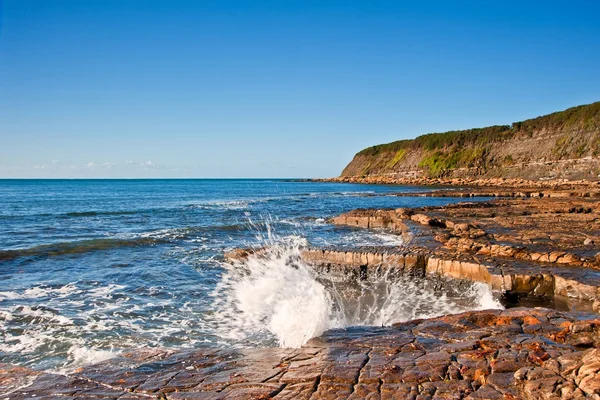 Kimmeridge bay sea cape mit Felsvorsprüngen, die sich bis zum Meer erstrecken auf — Stockfoto