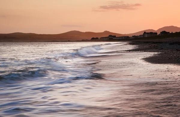 美しい夕日に海岸に沿って表示します。 — ストック写真