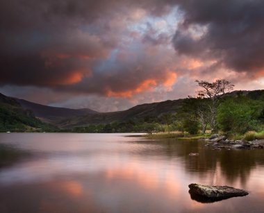 güzel gündoğumu llyn gwynant snowdonia Milli Parkı içinde