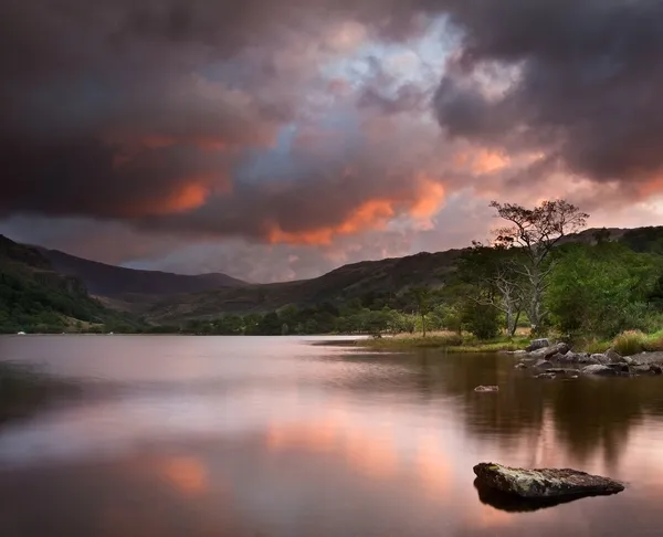 Schöner sonnenaufgang über llyn gwynant im snowdonia nationalpark — Stockfoto