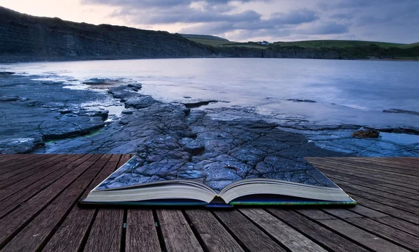 Imagem de conceito criativo de paisagem marinha em páginas de livro — Fotografia de Stock