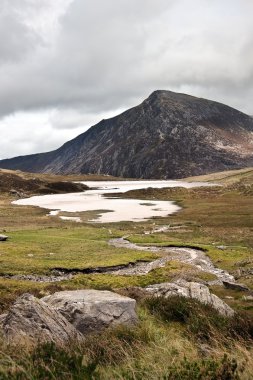 Peyzaj üzerinde kalem-yr-ole-wen snowdonia içinde doğru llyn idwal na