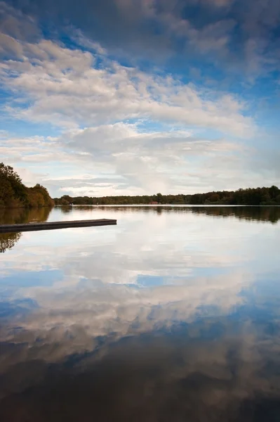 Prachtige zonsondergang herfst val meer met kristal heldere reflectie — Stockfoto