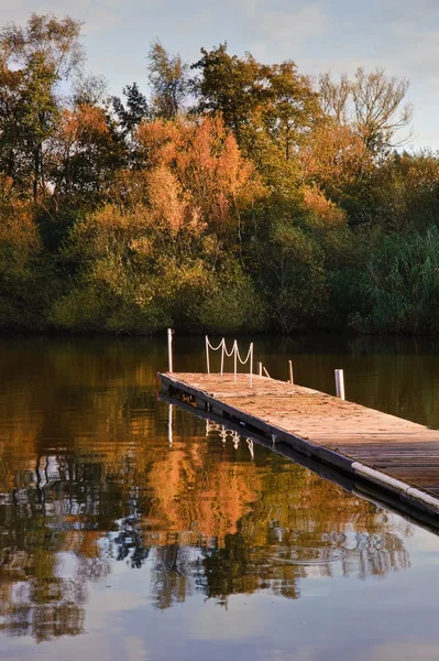 秋季秋天湖清澈反射与美丽日落 — 图库照片