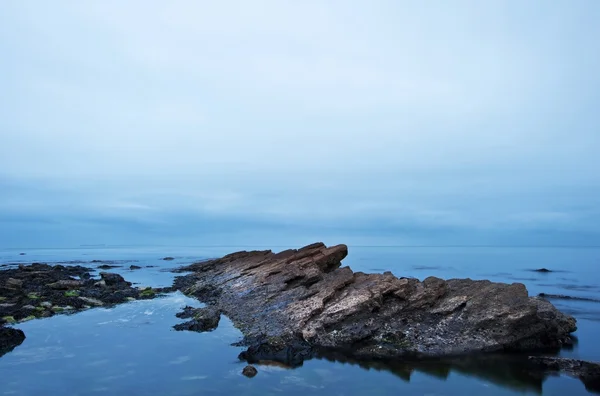 Launische dramatische Meereslandschaft lange Belichtung — Stockfoto