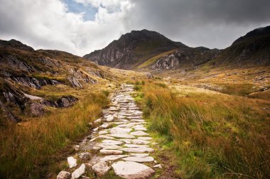 dağlara doğru glyder fawr snowdonia n içinde patika boyunca görüntülemek
