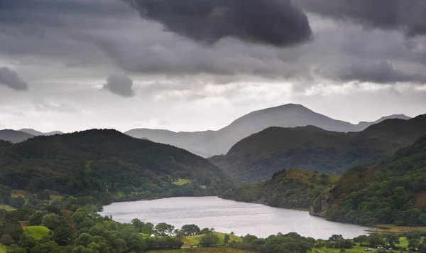 Paesaggio attraverso la valle di Llyn Dinas a Snowdonia National Par — Foto Stock