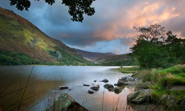 Hermoso amanecer sobre Llyn Gwynant en el Parque Nacional Snowdonia —  Fotos de Stock