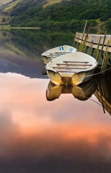 Roeiboten afgemeerd aan de steiger op llyn nantlle in snowdonia natie — Stockfoto