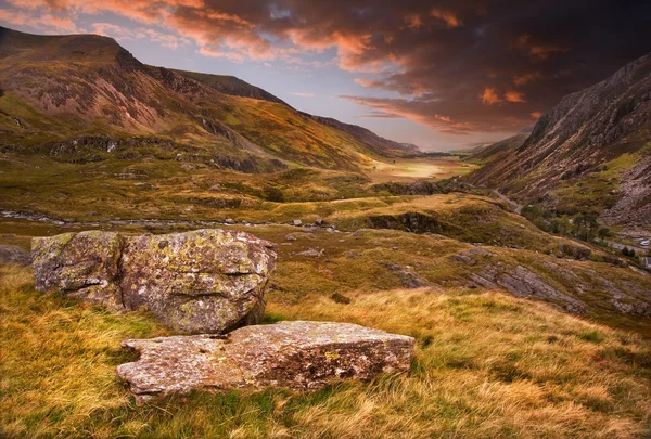 Moody spectaculaire paysage de coucher de soleil de montagne — Photo