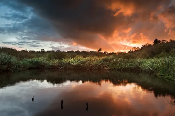 Belo pôr do sol sobre Outono Queda lago com reflexos cristalinos — Fotografia de Stock