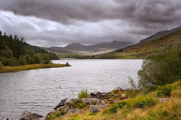 View of Snowdon from Llyn Mymbyr in Snowdonia National Park — Stock Photo, Image