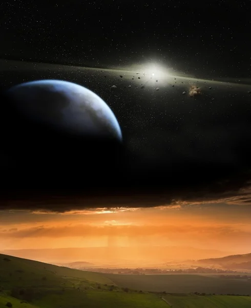 Gezegenler gece gökyüzü elemanları ile kırsal günbatımı manzara — Stok fotoğraf