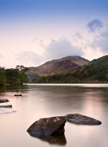 Zonsopgang landschap over llyn gwynant naar yr afan berg in snowd — Stockfoto