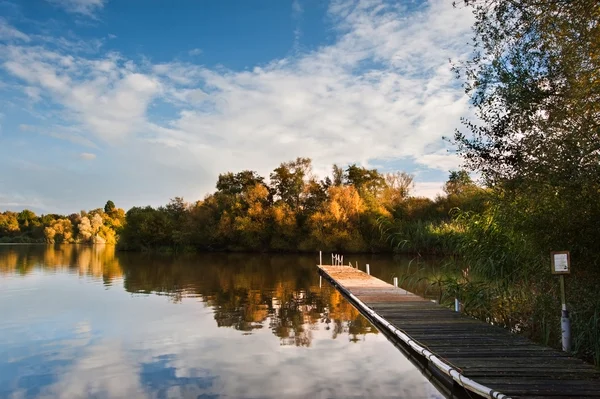 Belo pôr do sol sobre Outono Queda lago com reflexos cristalinos — Fotografia de Stock