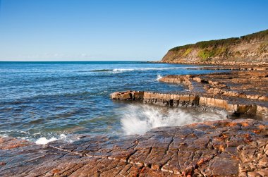 kimmeridge defne deniz manzarası ile dışarı üstünde denize uzanan kaya çıkıntıları