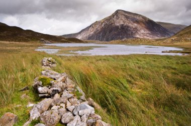 Peyzaj üzerinde kalem-yr-ole-wen snowdonia içinde doğru llyn idwal na