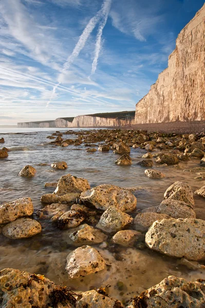 Beau coucher de soleil sur l'océan d'été avec falaises, rochers et vibran — Photo