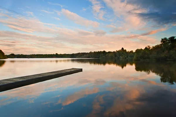 Frumos apus de soare peste toamna Fall lac cu reflec limpede cristal — Fotografie, imagine de stoc