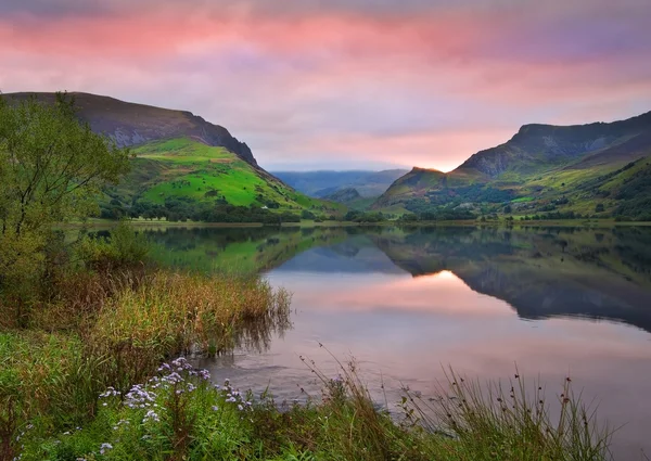 Llyn Nantlle al amanecer mirando hacia la niebla envuelta en el Monte Snow —  Fotos de Stock