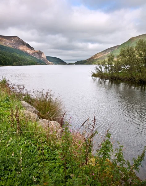 Landscape over Llyn Cwellyn in Snowdonia National Park towards m — Stock Photo, Image