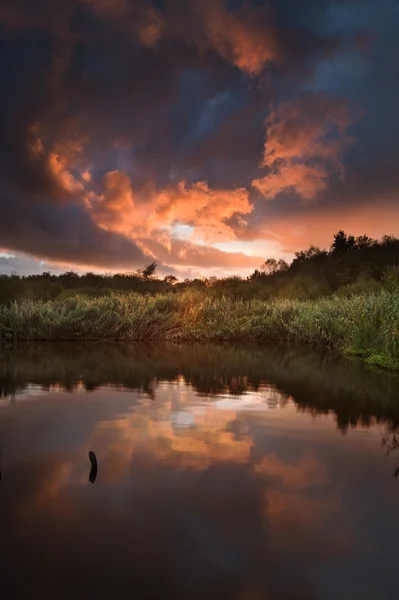 Beau coucher de soleil sur le lac d'automne d'automne avec reflec cristallin — Photo