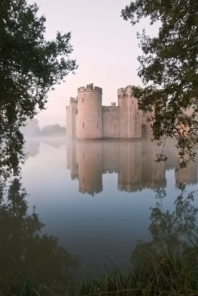 Wspaniałe fosa i zamek w jesień wschód z mgły nad m — Zdjęcie stockowe