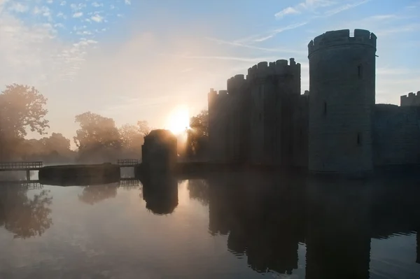 Estonteante fosso e castelo em Outono Outono nascer do sol com névoa sobre m — Fotografia de Stock