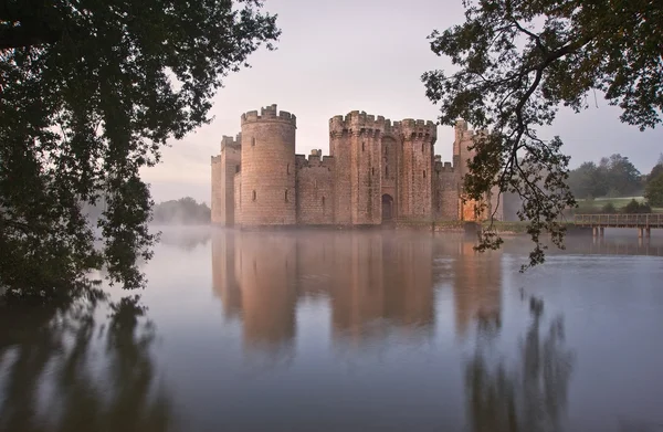 Superbe fossé et château à l'automne Lever de soleil d'automne avec brume sur m — Photo